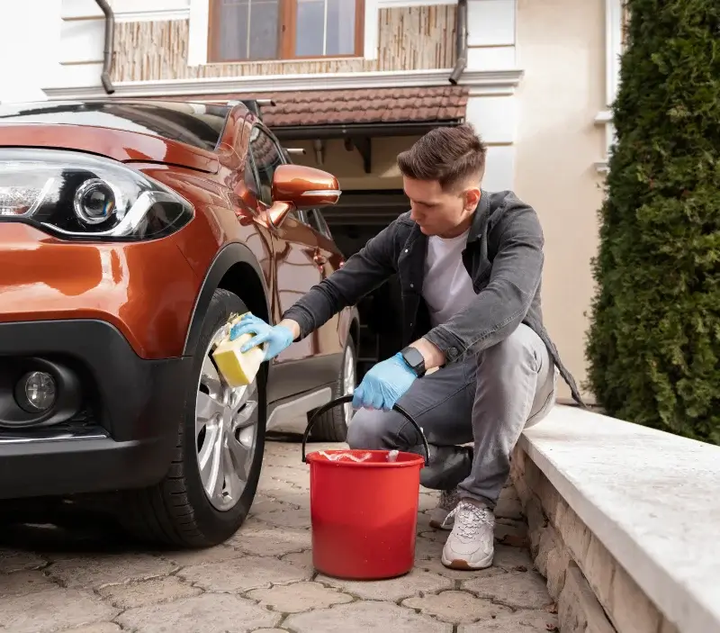 Lavage auto à domicile Baladou : professionnel intervenant sur un véhicule